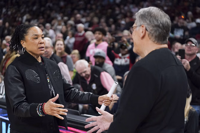 "South Carolina fans always want a reason to attack Geno": Analyst gets candid on Dawn Staley's subtle shots at UConn HC during statue unveiling