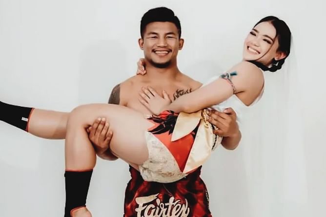 "Power couple" - Fans gush over Thai megastar Rodtang Jitmuangnon's unique display of love and affection to his wife Aida