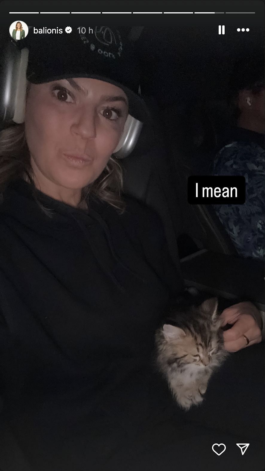 Amanda&rsquo;s selfie with the kitten. Image via Instagram @balionis