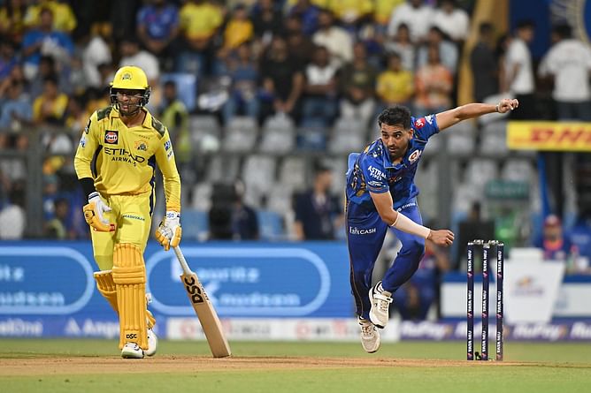 "If he doesn't limp around, the tournament isn't complete" - Former CSK batter's sly dig at Deepak Chahar ahead of GT vs MI IPL 2025 Eliminator match