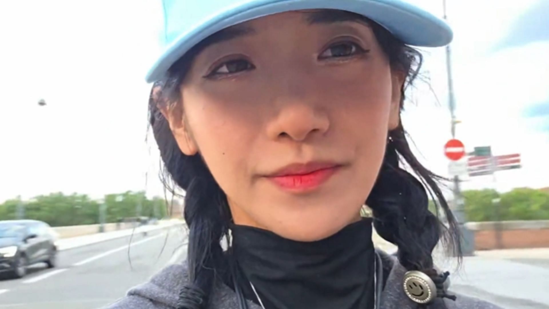 Jinnytty was approached by a French fan after she was attacked during an IRL broadcast yesterday (Image via Jinnytty/Twitch)