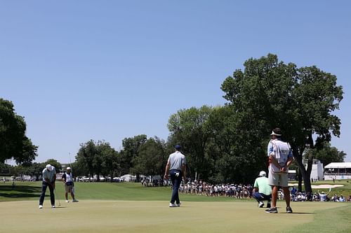 Scottie Scheffler putting the par-4 7th hole in Round 3 (Source: Getty)