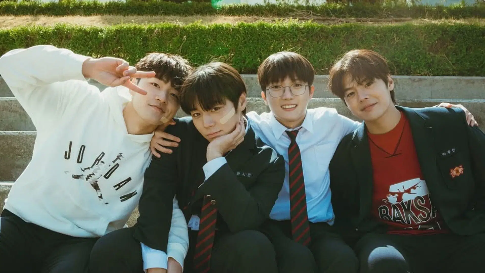 Yeon Si-eun with friends at Eunjang High School (Image Via Instagram/@netflixkr)