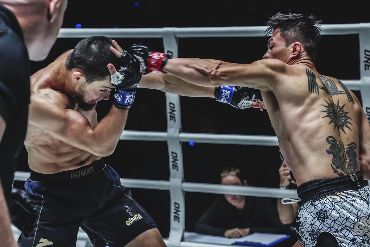 Abdulla Dayakaev and Saemapetch Fairtex in action.