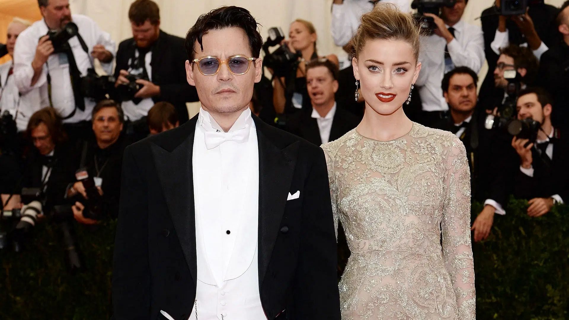  Johnny Depp and Amber Heard attend the &quot;Charles James: Beyond Fashion&quot; Costume Institute Gala (Image via Getty)