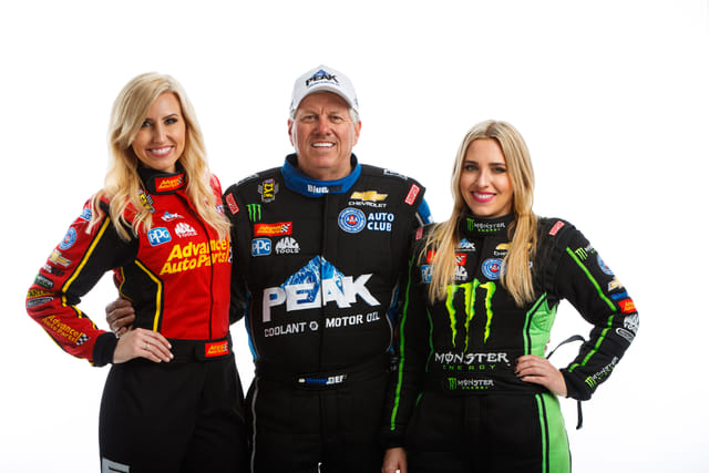 Courtney và Brittany Force cùng chia sẻ bức ảnh sinh nhật ngọt ngào với người cha, huyền thoại NHRA John Force.