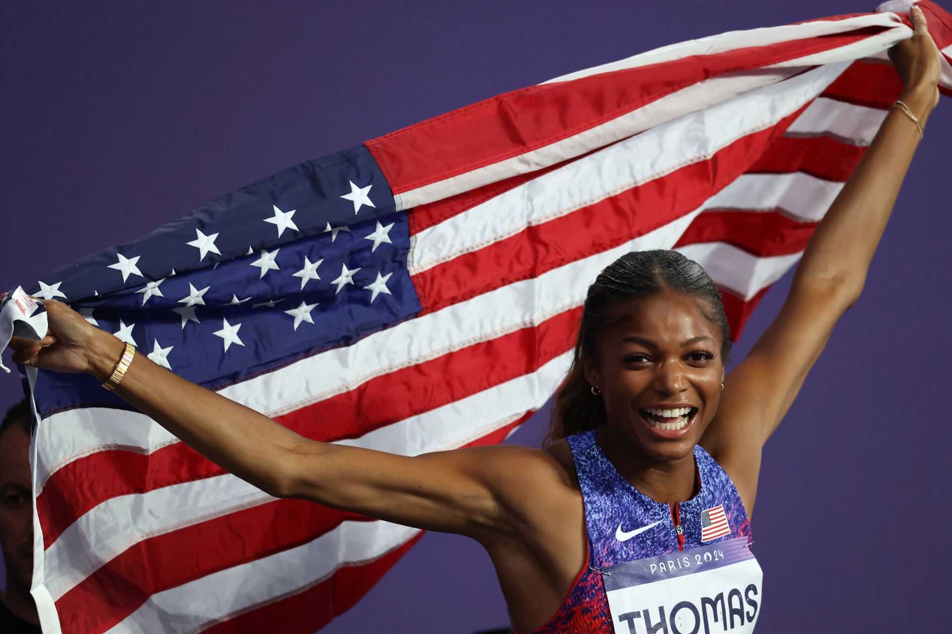 Gabby Thomas oslavuje po získaní olympijského titulu 200 m na olympijských hrách v Paríži 2024. Zdroj: Getty Images