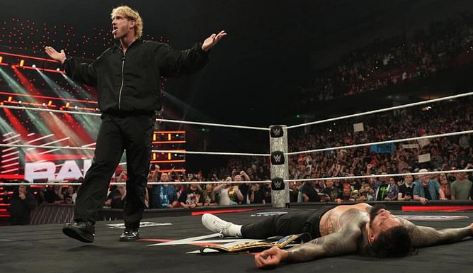 WWE Raw के मेन इवेंट में जबरदस्त अंदाज में मचा तहलका, वर्ल्ड चैंपियन पर दुश्मन ने हमला करके चौंकाया
