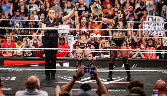 WWE Raw के मेन इवेंट में मचा जबरदस्त बवाल, मौजूदा चैंपियन और फेमस स्टार को मिली बड़ी जीत