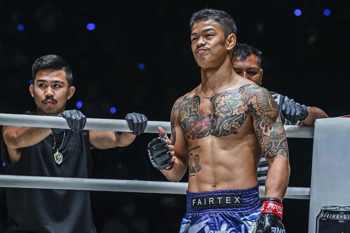Prajanchai looks on as Kongthoranee prepares to face Nong-O. [Photo via: ONE Championship]