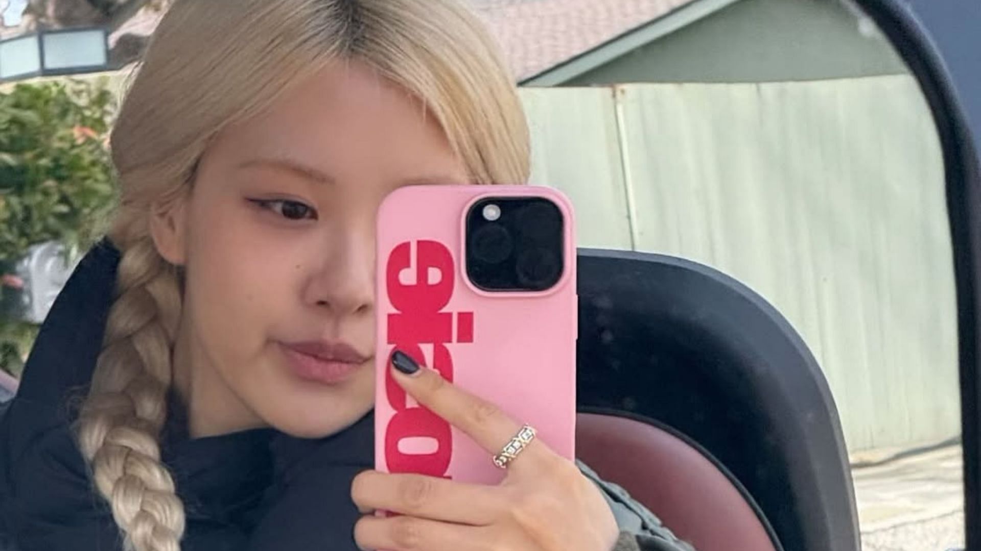 A selfie of BLACKPINK member Rose