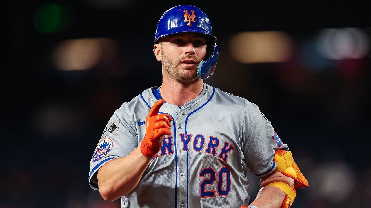WATCH Pete Alonso takes frustration out on his glove after costly error vs. Reds game (Credits: Getty)