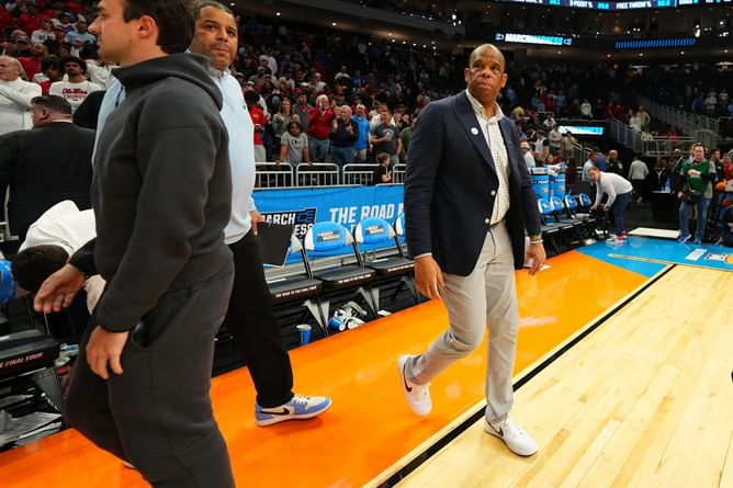 “This year will determine Hubert Davis’ fate”: Insider Jeff Goodman weighs in on growing pressure at UNC