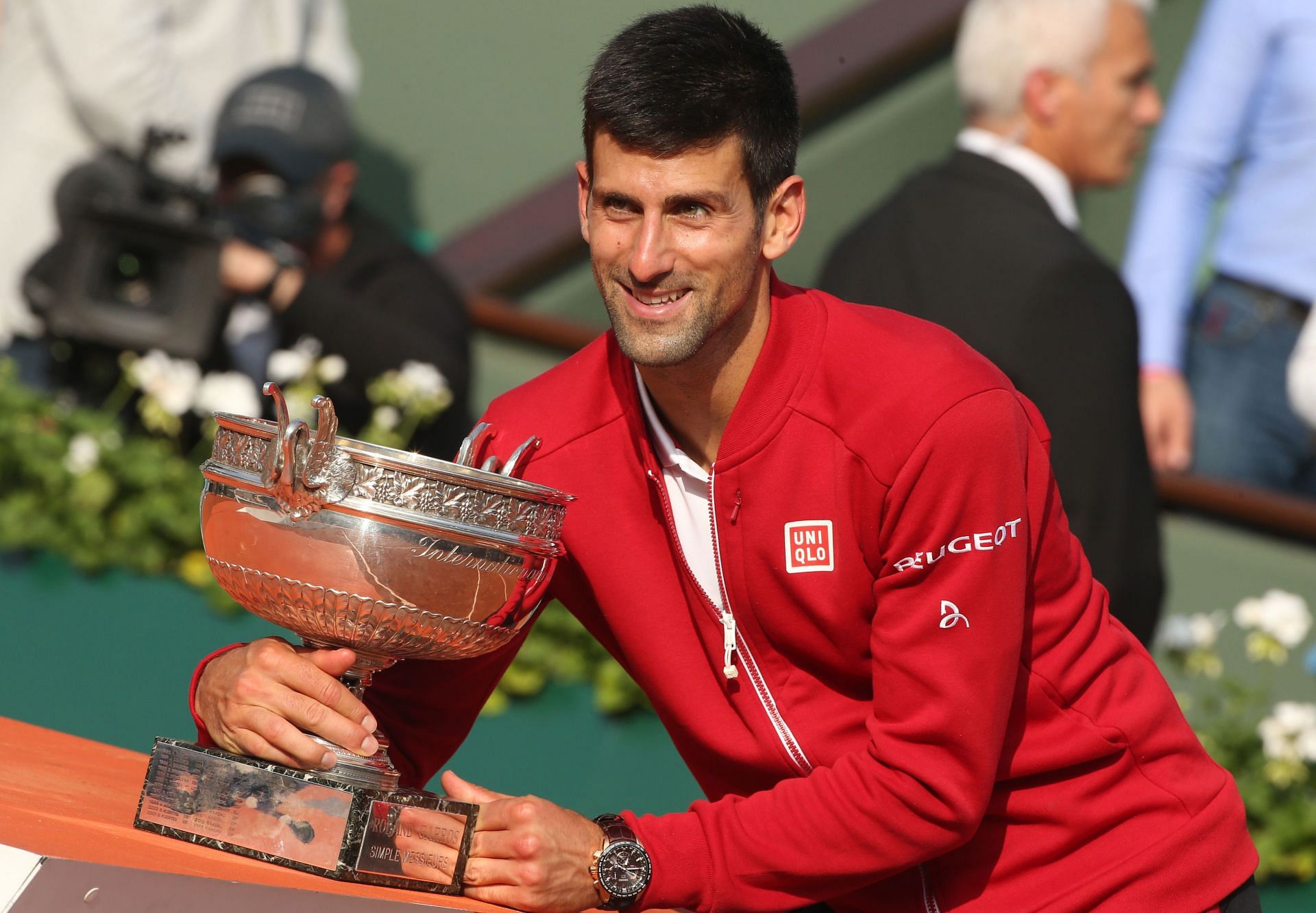 Novak Djokovic poses with the 2016 French Open title | Image Source: Getty