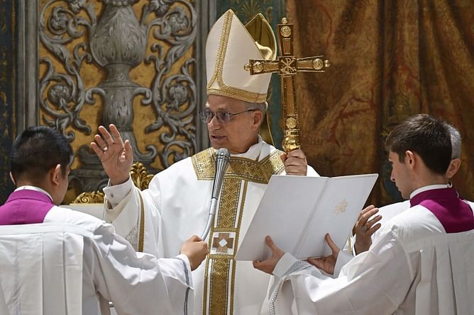 Did Michael Jordan get immortalized at St. Peter's Basilica after election of Chicago native as pope? Viral tweet debunked
