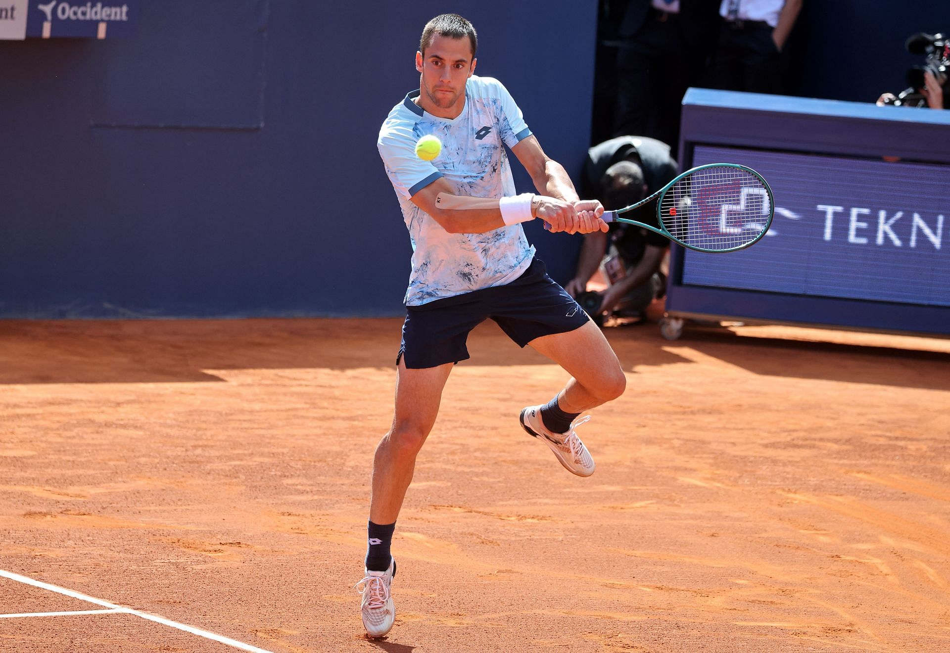 Laslo Djere prepares to hit a backhand | Image Source: Getty