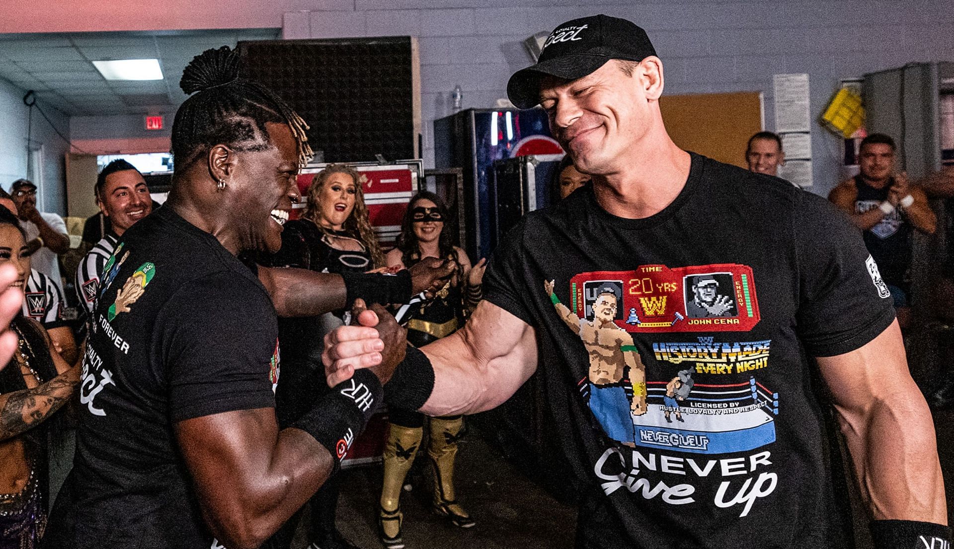 जॉन सीना और आर-ट्रुथ हाथ मिलाते हुए (Photo: WWE.com)