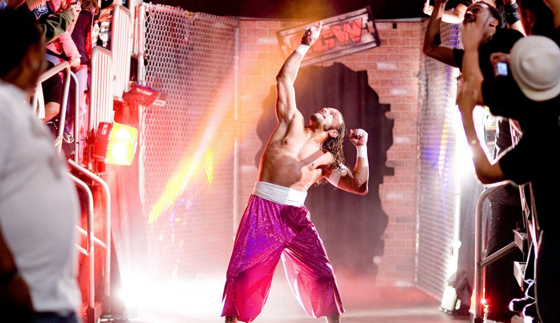 साबू एंट्री करते हुए (Photo: WWE.com)