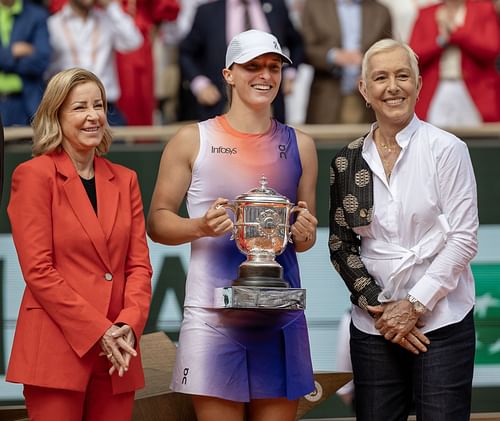 Chris Evert (L) and Martina Navratilova (R) at the Roland-Garros 2024 presenting the trophy to Iga Swiatek (Centre) - Source: Getty