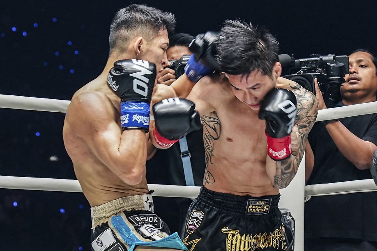 Tawanchai (right) during his fight against Masaaki Noiri (left) in Japan. [Photo from ONE Championship]