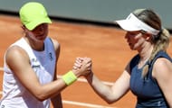 Iga Swiatek shakes hands with Danielle Collins at the Italian Open 2025 - Source: Getty