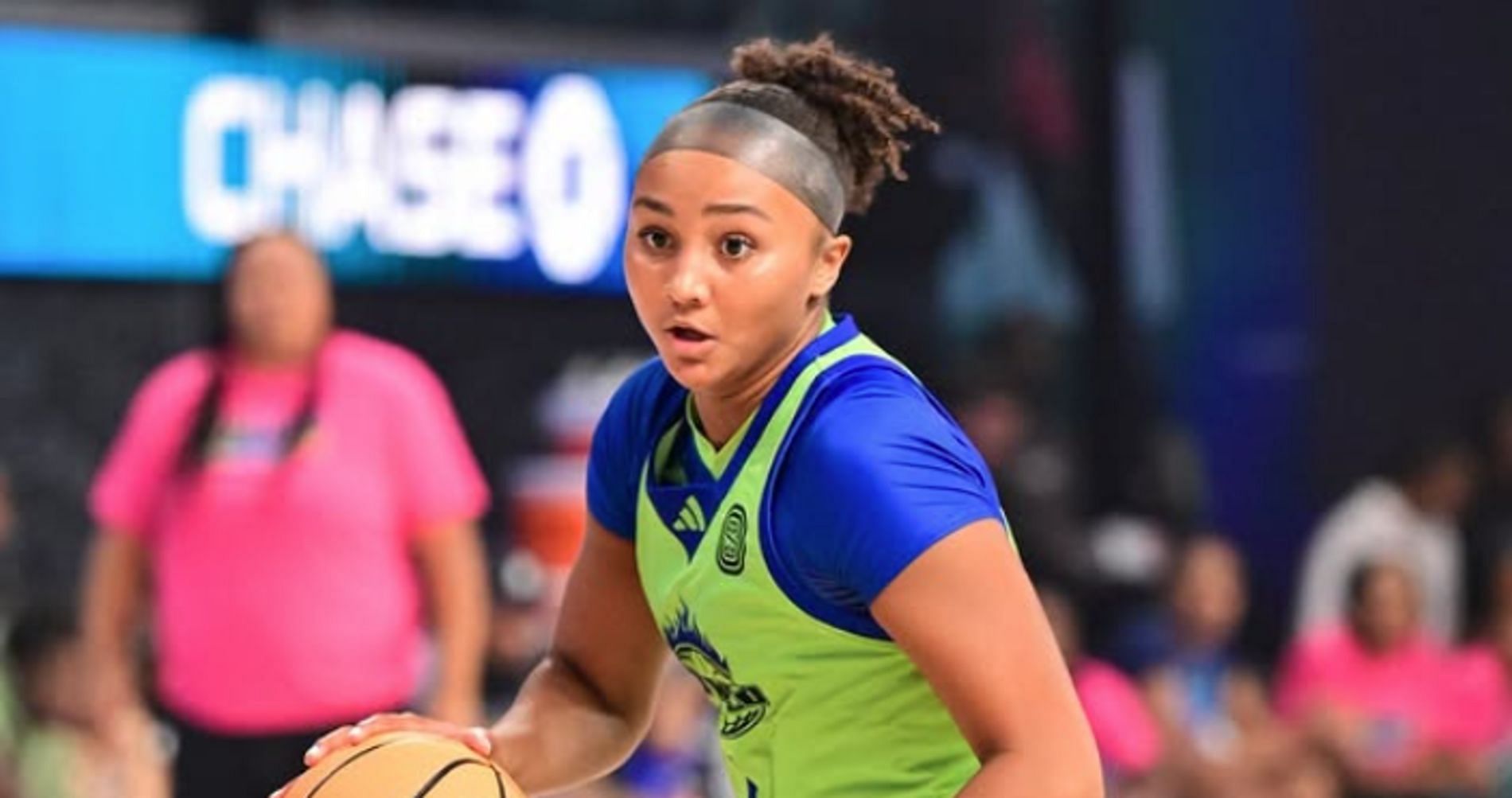 Sanai Green playing basketball (source: IG/ sanaigreen)