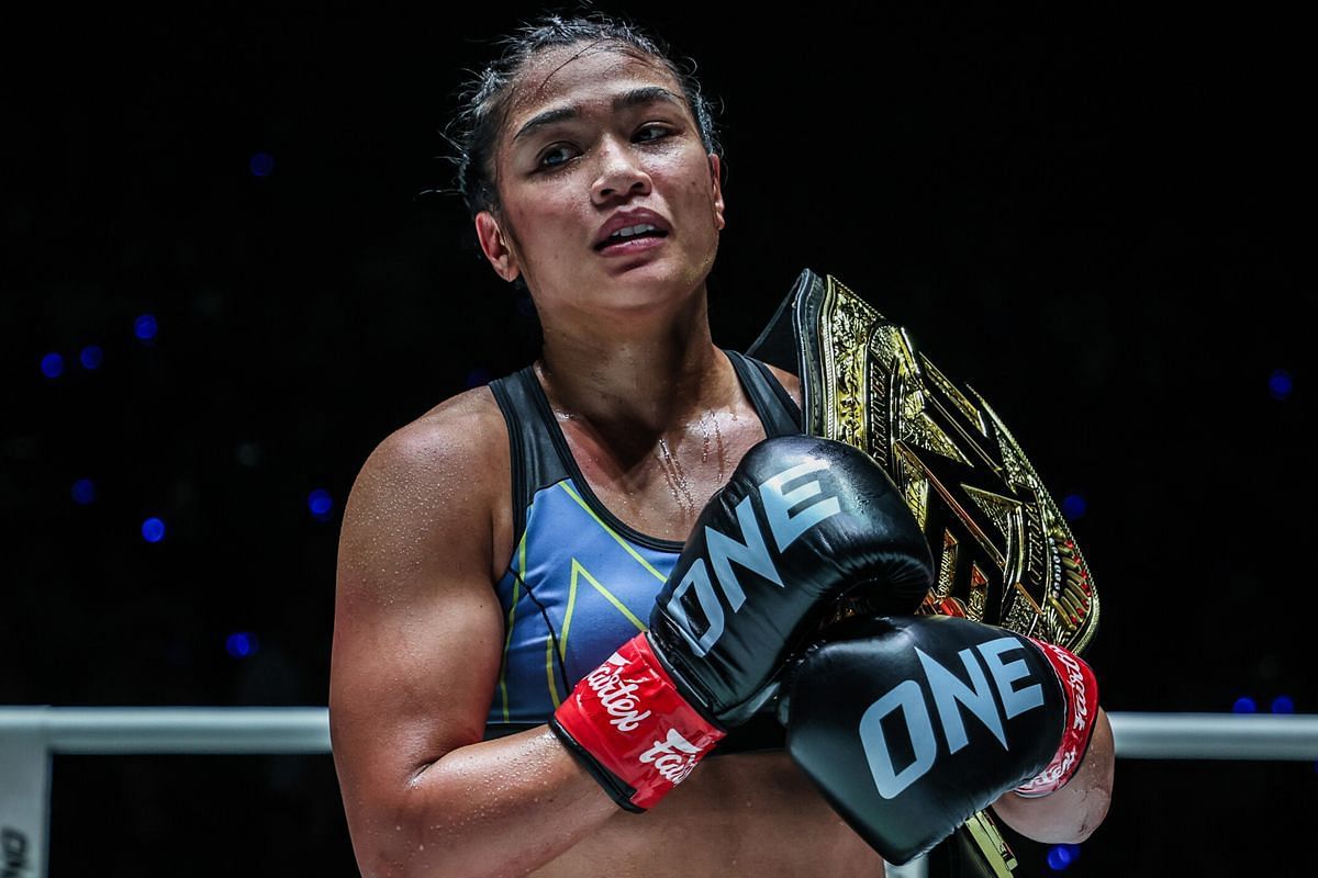 Jackie Buntan holds her gold in the Circle