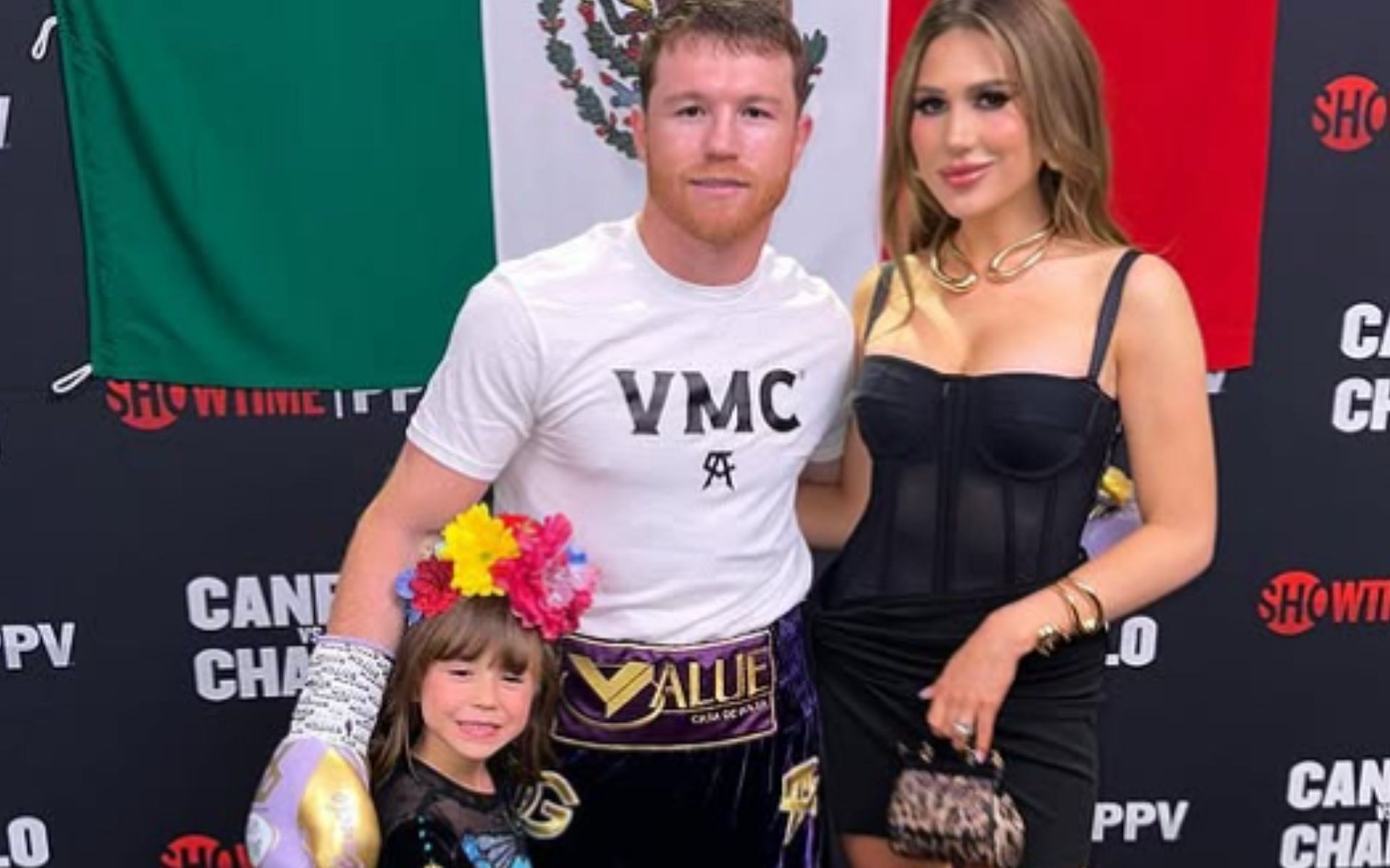 Canelo Alvarez with his wife and daughter. [Image courtesy: @fernandagmtz on Instagram].