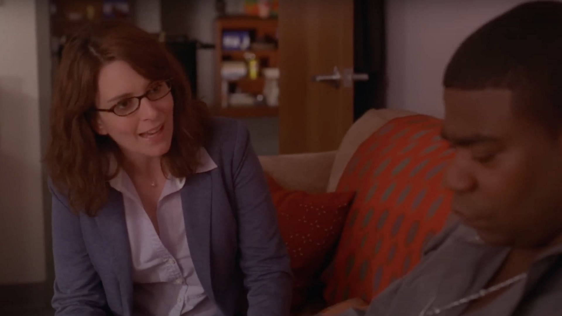 Liz Lemon solves yet another problem for Tracy (Image via YouTube/30 Rock Official)