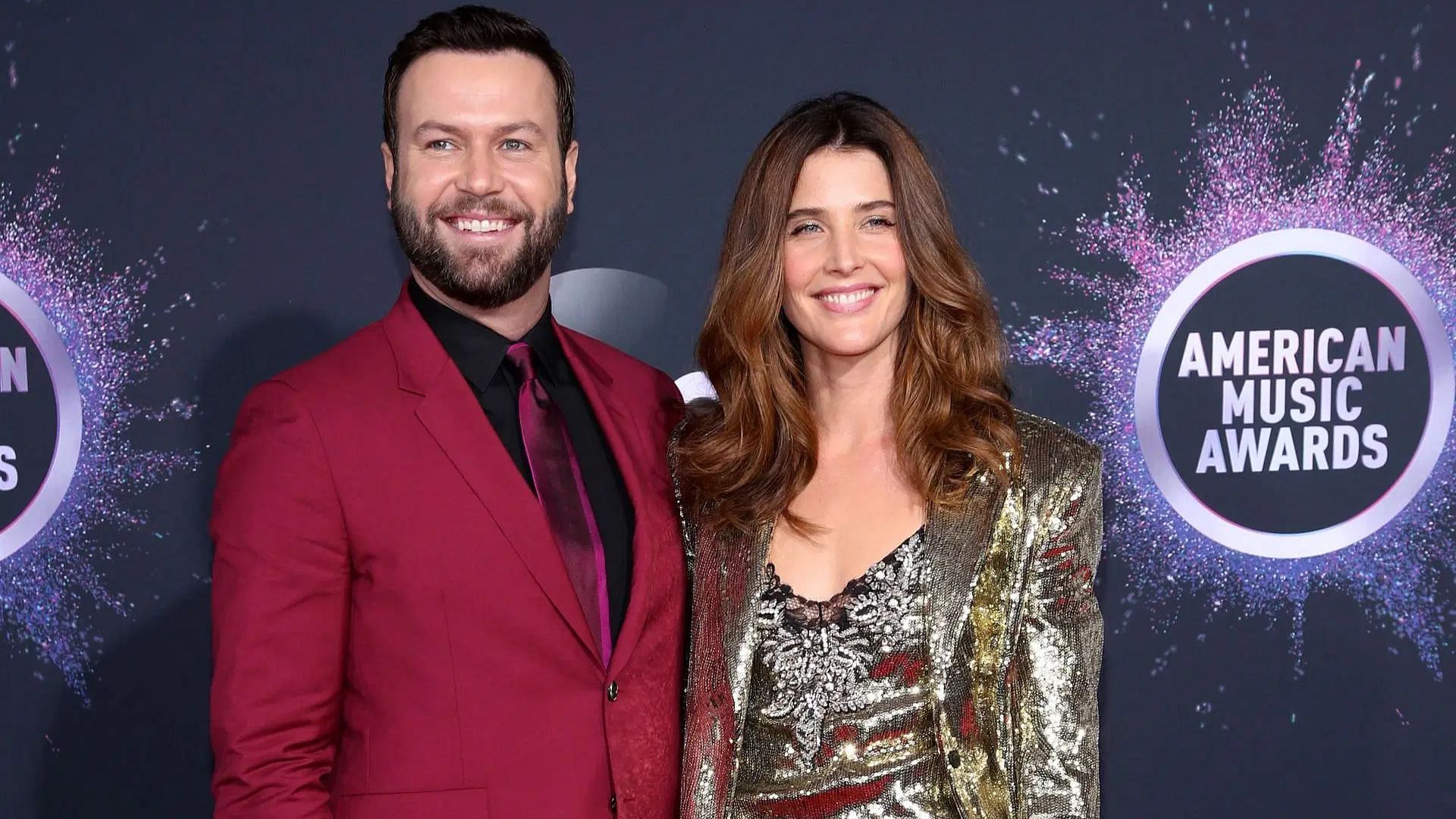 Taran Killam and Cobie Smulders attend the 2019 American Music Awards at Microsoft Theater (Image via Getty)
