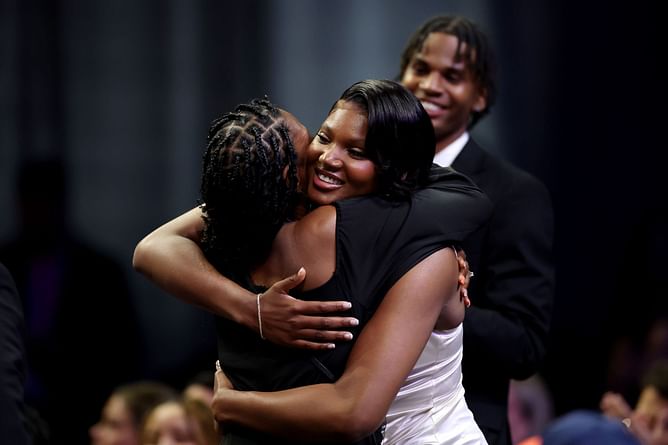 Cameron Brink, Rickea Jackson & others react to Sania Feagin's adorable moment with mom after LA Sparks nod