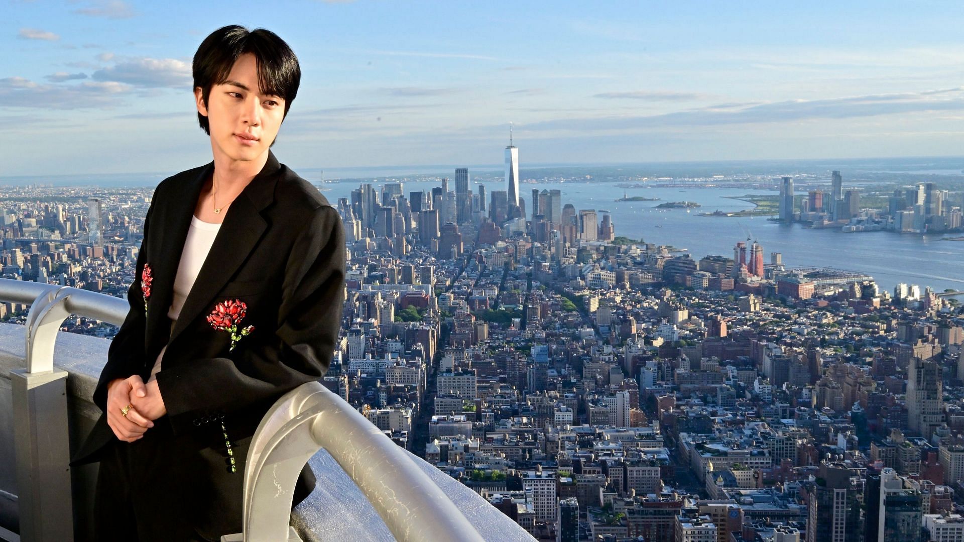 Jin lights up the Empire State Building in Echo colours (Images via X/@EmpireStateBldg)