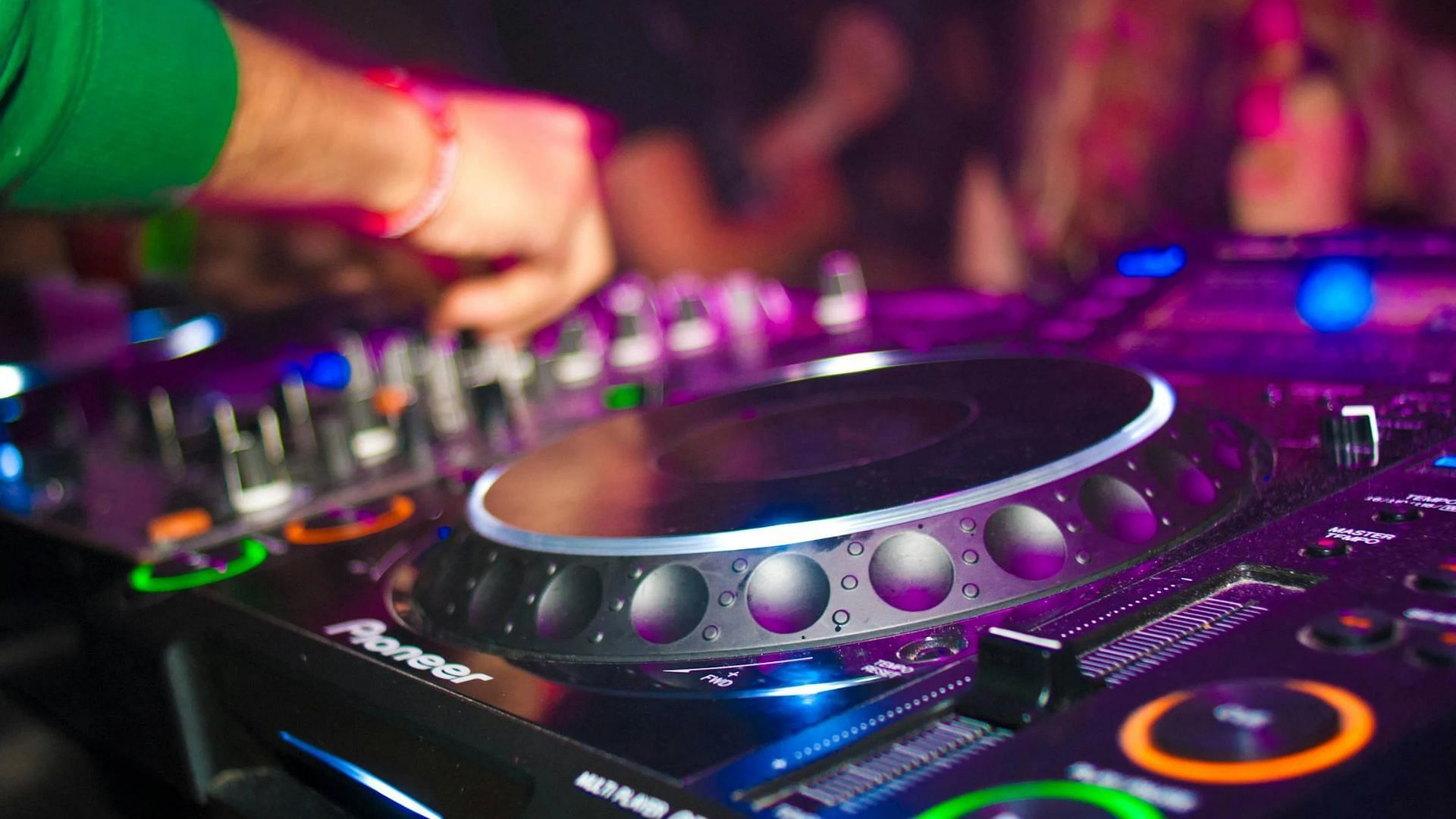 Debbie Dicus was an overnight DJ at WWDE-FM in Norfolk. (Image via Pexels)