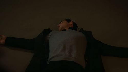 Detective Kevyn Tan lies lifeless in a pivotal scene from Yellowjackets, after being poisoned and framed by Walter. (Image via Paramount)