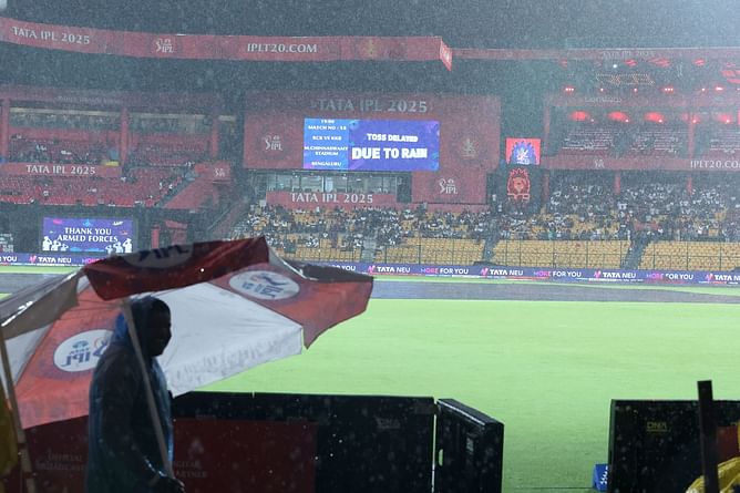 RCB vs KKR मैच चढ़ा बारिश की भेंट, कोलकाता को लगा झटका; प्लेऑफ की रेस से डिफेंडिंग चैंपियन बाहर
