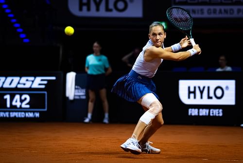 Andreeva plays a backhand in the Porsche Tennis Grand Prix 2025 - Day 3 - Source: Getty