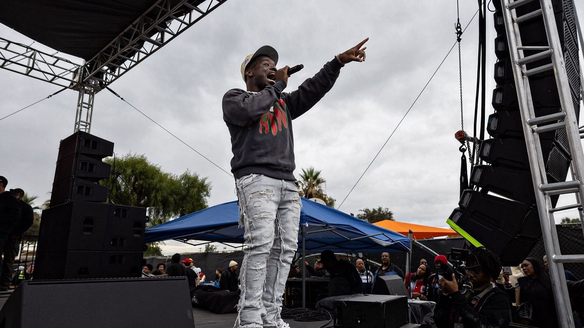 Ray Vaughn performing at Top Dawg Entertainments 10th annual toy drive and concert and gift giveaway in the Knickerson Gardens housing projects on December 19, 2023, in Los Angeles, California. (Image via Getty/Jason Armond)