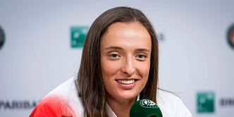 WATCH: Iga Swiatek can't stop laughing after unexpected incident at French Open press conference