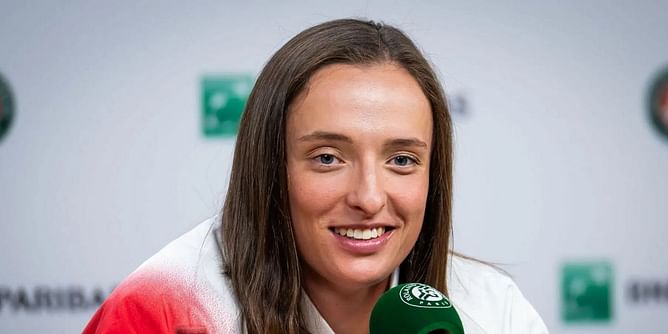 WATCH: Iga Swiatek can't stop laughing after unexpected incident at French Open press conference