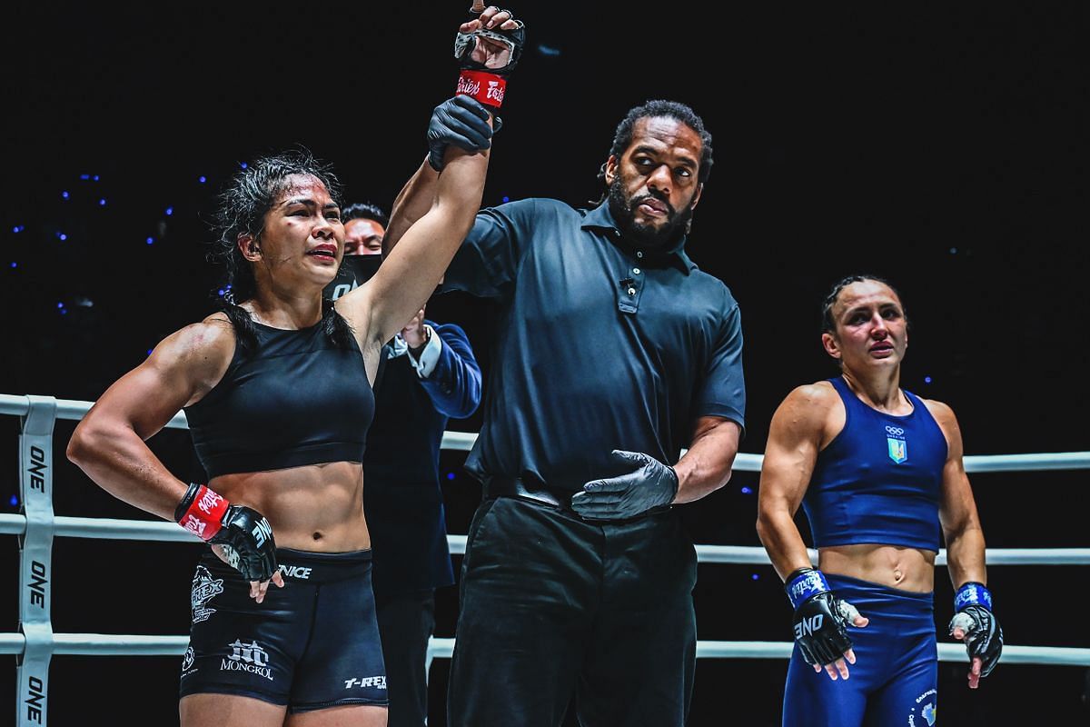 (From left) Denice Zamboanga getting her hand raised against Alyona Rassohyna.