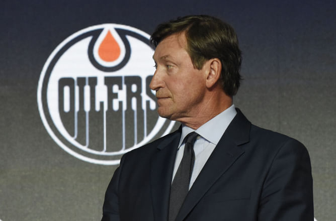 Wayne Gretzky and son Tyler surprise disabled Oilers fans with once-in-a-lifetime Stanley Cup experience