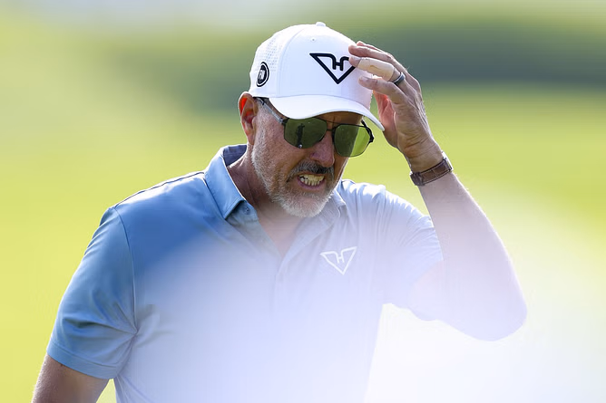 “This guy talks a lot of sh*t”: Phil Mickelson gets hilariously roasted by 1M+ followed YouTube golf icon