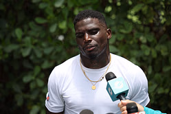Tyreek Hill shares 2-word message after racing with $125,000,000 soccer star