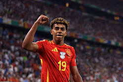 "Do these things on vacation" - Ex-Real Madrid star calls out Lamine Yamal for attire choice during Spain press conference