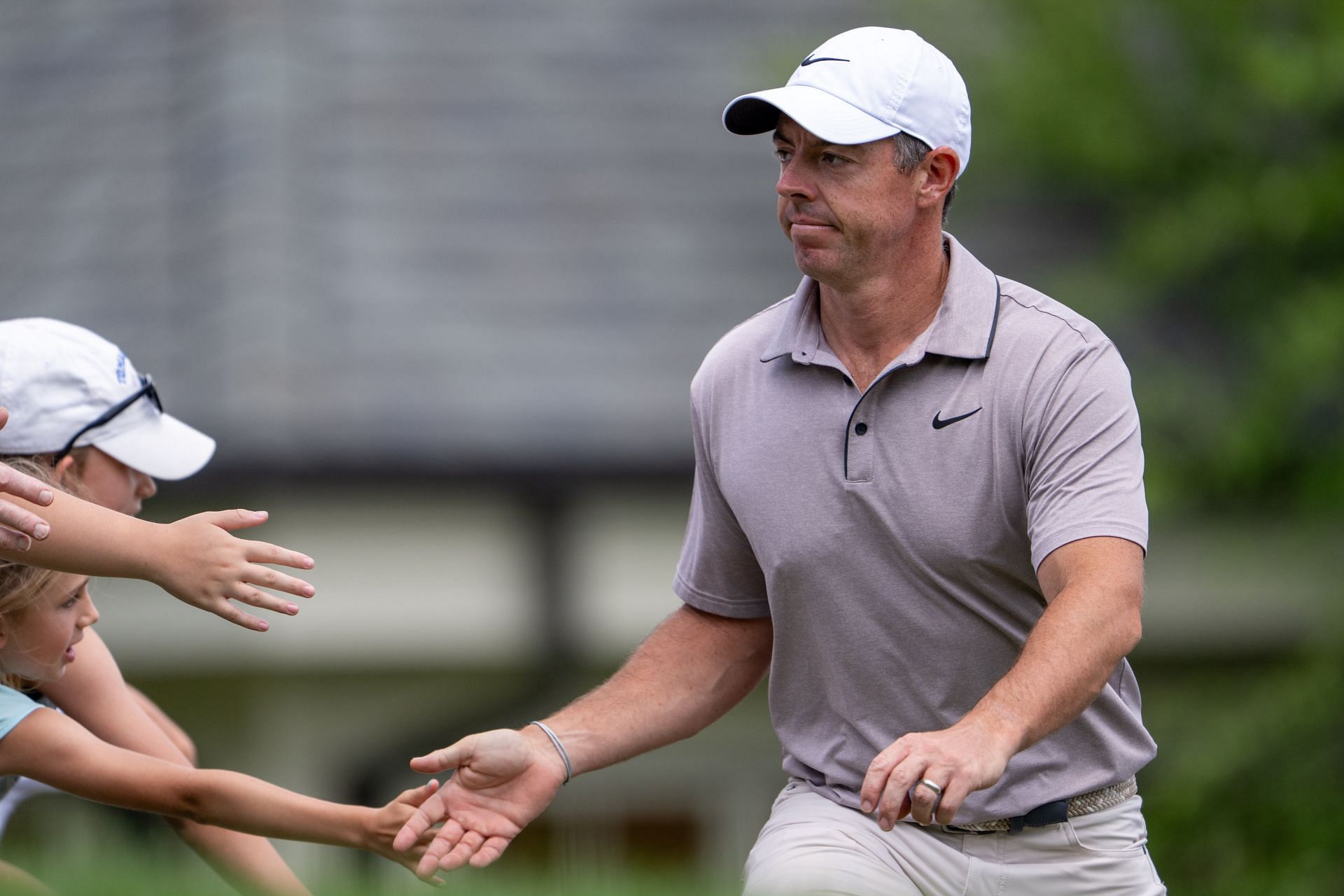How did Rory McIlroy perform in the 2025 Travelers Championship, Round 2?