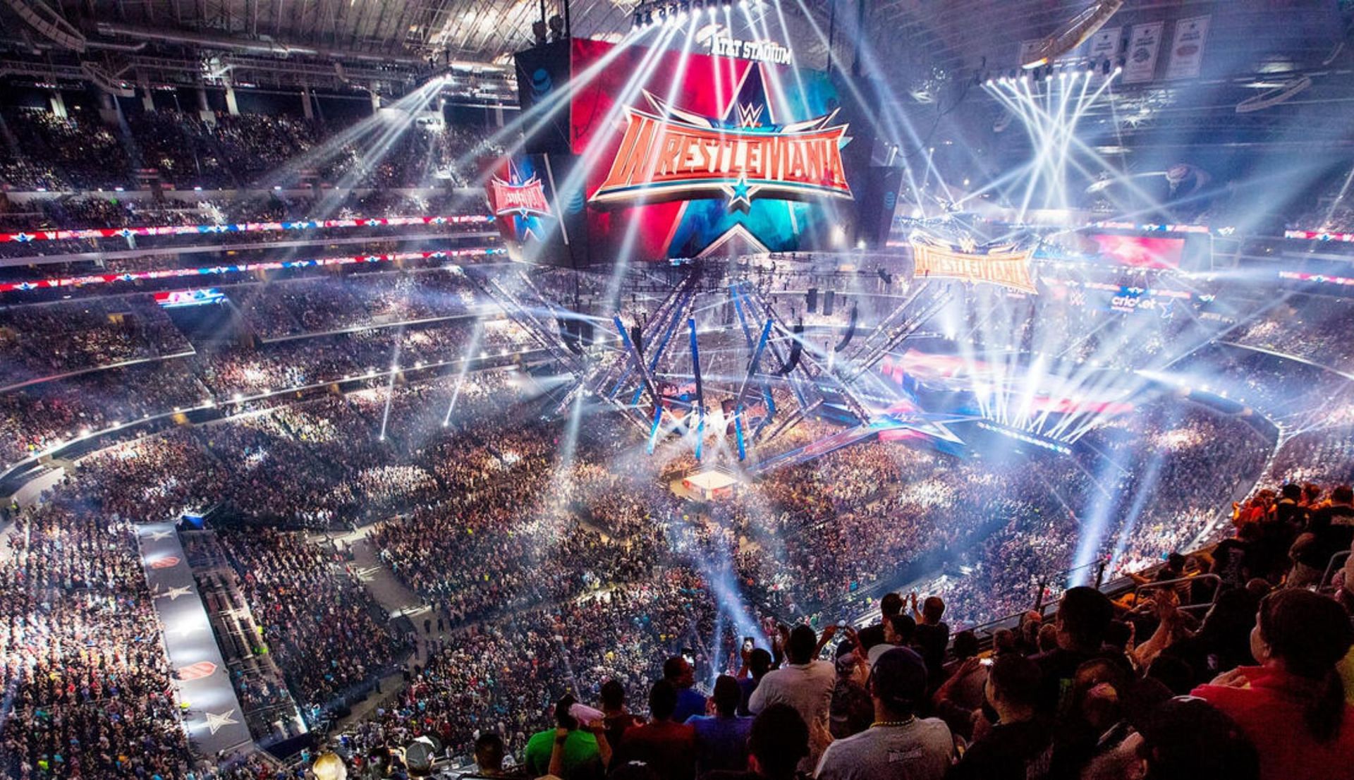 WrestleMania के दौरान स्टेडियम में मौजूद फैंस (Photo: WWE.com)