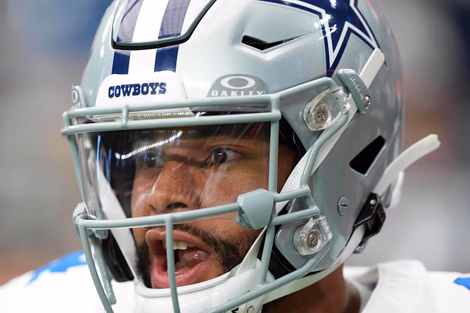 WATCH: Cowboys QB Dak Prescott goes wild after draining impressive putt