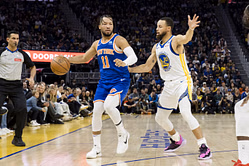 2x Super Bowl champ sparks major debate after claiming Jalen Brunson beats Steph Curry Curry in 1 aspect: "Scores better 1 on 1"