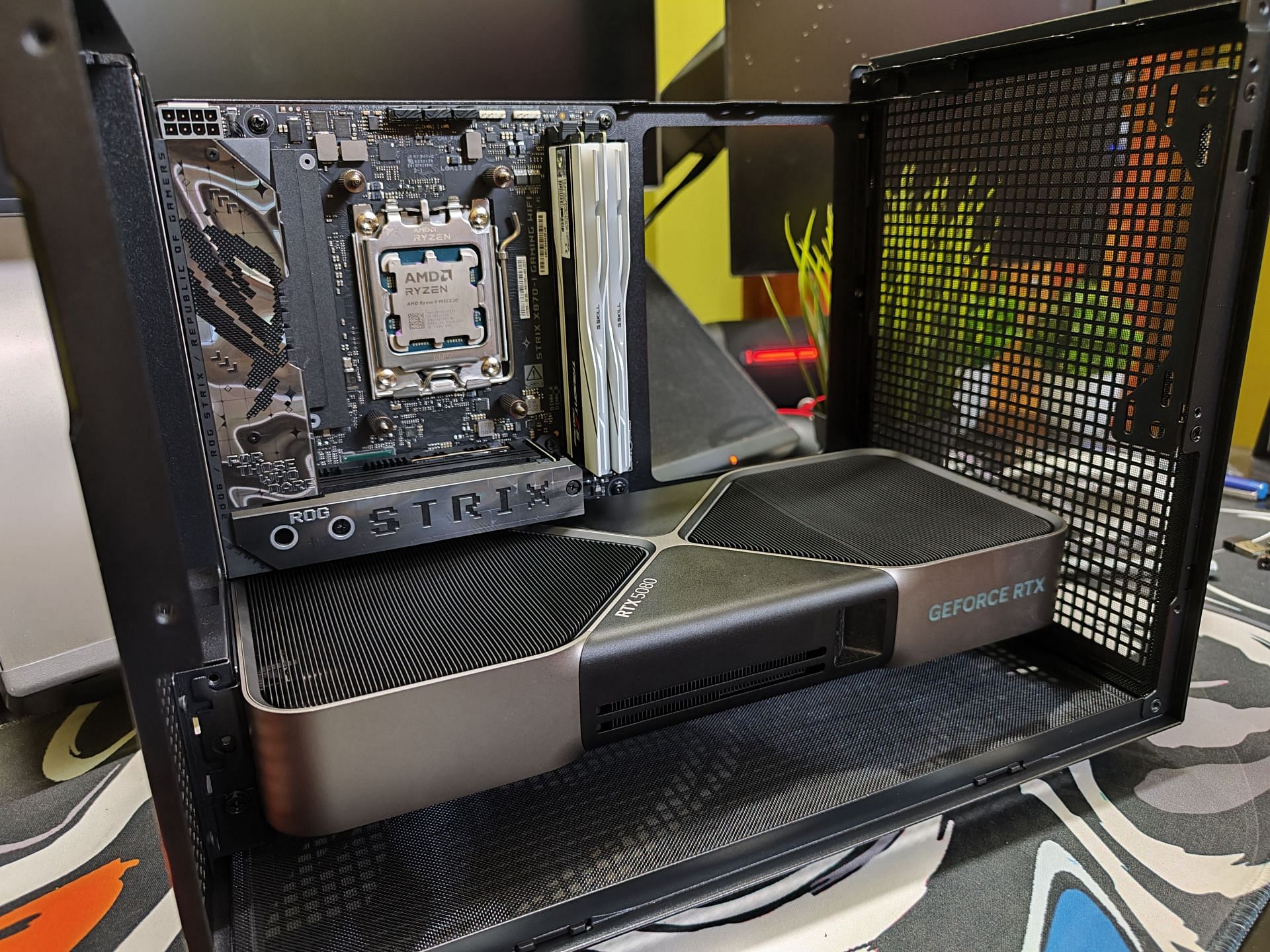 GPUs up to 305mm fit in the case, which includes most high-end cards in the market (Image via Sportskeeda)