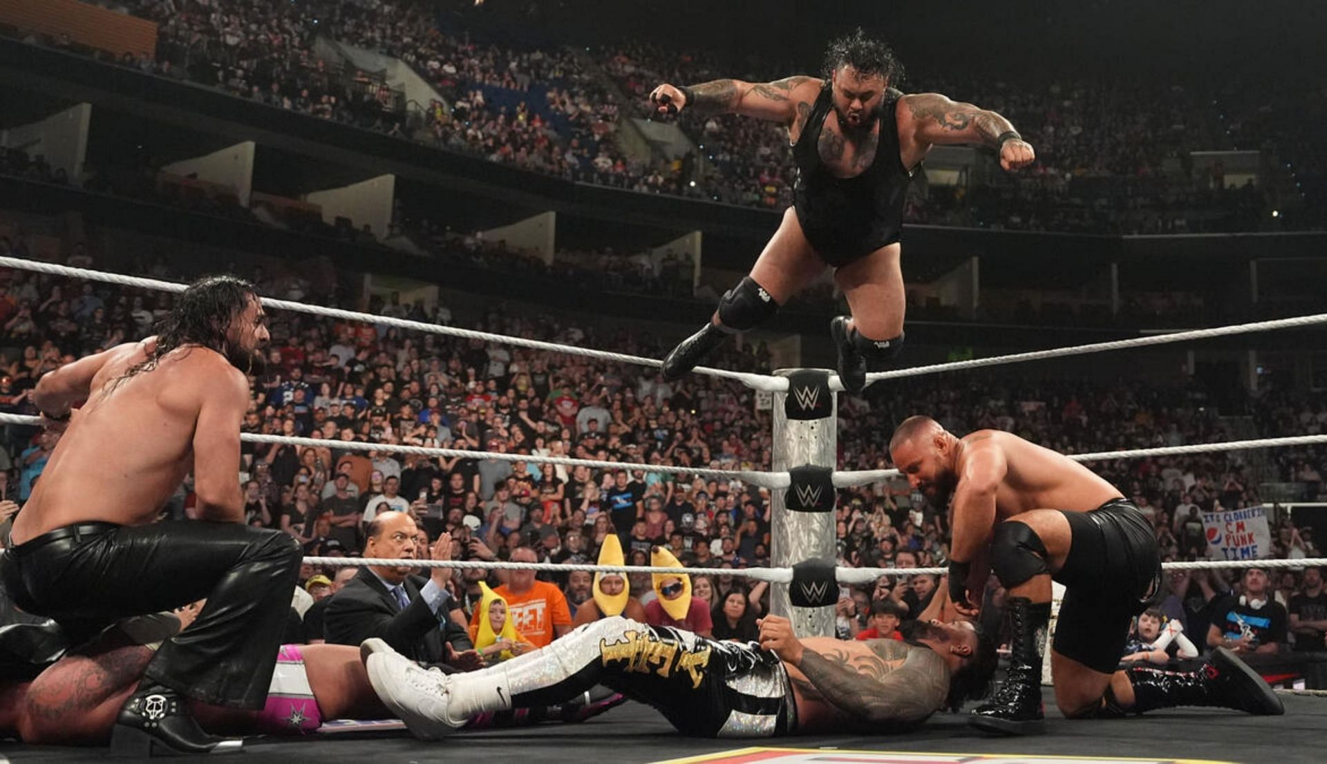 ब्रॉन्सन रीड सुनामी मूव लगाते हुए (Photo: WWE.com)